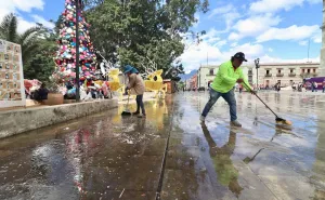 Refuerzan limpieza en el Centro Histórico con intervención en la Alameda de León