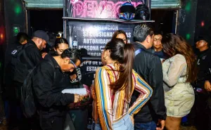 Detienen a dos por corrupción de menores y clausuran locales durante operativo nocturno en bares de los Valles Centrales