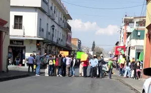 Bloquean comerciantes en calles del Centro Histórico