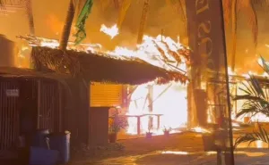Entre 60 y 70 comercios afectados tras incendio en Punta Zicatela 