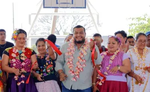 Miguel Quetu entrega techado que mejora la cancha de usos múltiples de la col. Saúl Martínez 