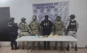 Fiscalía de Oaxaca asegura drogas, arma de fuego y cartuchos tras cateo en Pinotepa Nacional