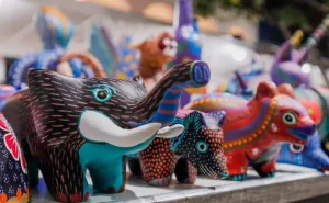 Alebrijes de Arrazola se hacen presentes en los Martes de Brujas 2026 en Xoxocotlán