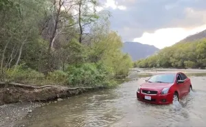 Un riesgo cruzar el río, por bloqueo carretero en el Tornillo 