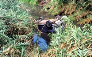 Cae camioneta al río Salado; conductora y tripulante, los rescatan con vida