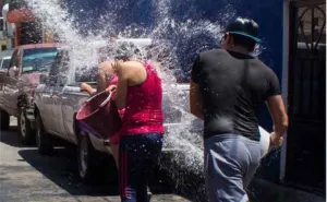 Advierten multas superiores a los 100 mil pesos quien desperdicie agua en este Sábado de Gloria