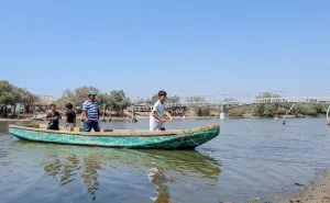 Entrega Miguel Quetu puente peatonal a familias de Playa Vicente, mejorará su traslado diario