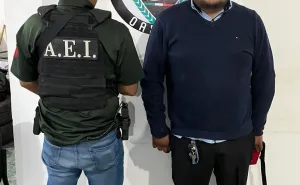 Fiscalía detiene a una persona y asegura un arma ilegal en transporte con destino a Santa Lucía Ocotlán