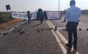 Bloquean carretera Tehuantepec - Juchitán para exigir justicia por joven atropellado
