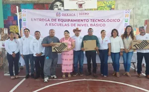 IEEPO entrega equipo y mobiliario escolar en Loxicha