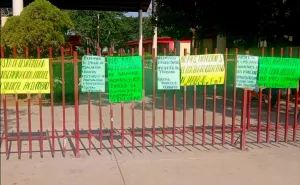 Desesperados trabajadores toman el COBAO-15 en Unión Hidalgo por falta de pagos