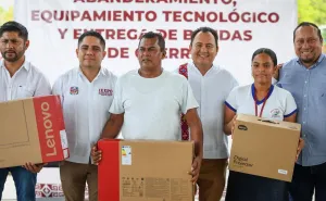 Reciben escuelas de Tututepec equipamiento tecnológico y material cívico