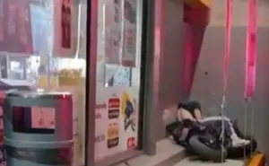 Con potente motocicleta se impacta en barda 