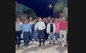 El Presidente Municipal de Santa Lucía del Camino, Juan Carlos García Márquez, recorrió las calles del Fraccionamiento La Vijarra como parte del programa “Santa Lucía Segura e Iluminada”.  Este esfuerzo, que suma voluntades con el programa estatal “Senderos Seguros” tiene como objetivo identificar puntos oscuros y mejorar la infraestructura urbana.  Durante la jornada, el edil detectó que la principal necesidad de esta colonia es el mantenimiento del arbolado, por lo que las direcciones correspondientes ya 