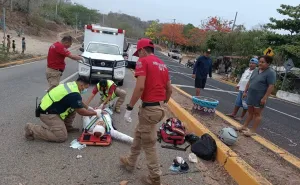 Protección Civil y Bomberos Huatulco brindan atención a motociclista lesionado