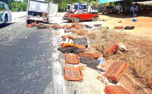Camioneta y automovil chocan sobre la carretera Federal 200 