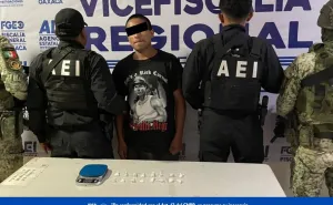 Durante cateos en Zaachila; aseguran presuntas dosis de droga y detienen a dos personas.