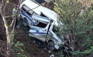 Urvan vuelca sobre autopista Barranca Larga - Ventanilla 