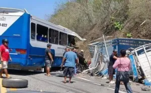 Tragedia vial en la carretera 200 en Huatulco deja tres fallecidos