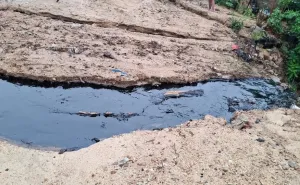Vecinos reportan fuga de petróleo crudo en línea de Pemex