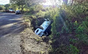 Taxi de Nochixtlán sufre accidente carretero 