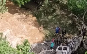 Mediante operativo aéreo, Bomberos de Oaxaca buscan a persona desaparecida en San Luis Amatlán 
