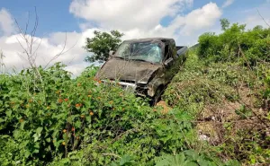 Abandonan camioneta volcada sobre la carretera 175 en Ocotlán de Morelos