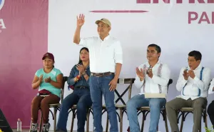 Acompaña Nino Morales a gobernador en entrega de apoyos a campesinos de Pinotepa Nacional