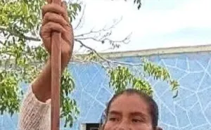 Maccaria Juana López recibe el bastón de mando y asume la presidencia de Santa María Apazco