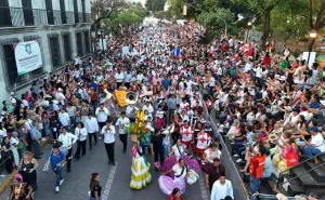 Miles de personas abarrotan las calles de Oaxaca; la Calenda de las culturas  confirma el éxito de la Guelaguetza 2026