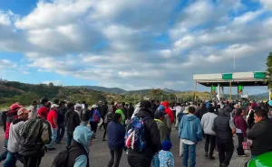 Pobladores de San Pablo Huitzo toman caseta de peaje y dan paso libre en la Oaxaca-Cuacnopalan