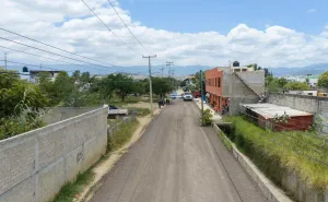 Ray Chagoya atiende petición vecinas y vecinos en la calle Esmeralda de Pueblo Nuevo