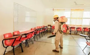 En Juchitán realizan jornada de fumigación en escuelas 