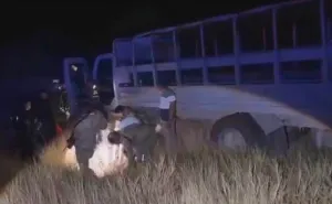 Camión de la Semar se sale de la carretera 