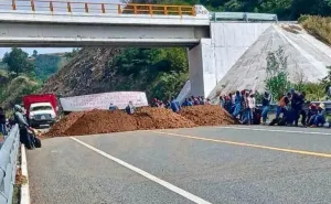 Bloquean carretera a la Costa