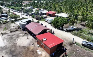 Cumple Salomón Jara con la entrega de vivienda a personas damnificadas