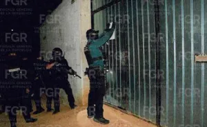 Detiene FGR a dos personas durante cateo, por probable venta de drogas en Xoxocotlán 