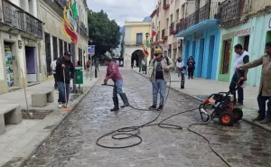 Refuerzan labores de limpieza en Oaxaca de Juárez tras las Fiestas Patrias