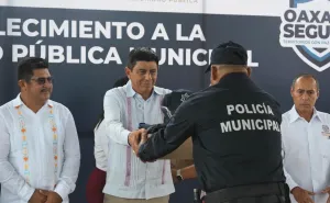 Entrega Salomón Jara uniformes a policías municipales de la Costa para mejorar su operatividad 