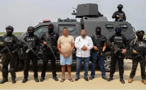 Expolición / Doble identidad: gobierno y delincuencia / Amado Sanmartín Hernández