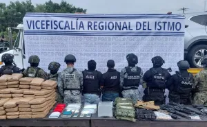 Desmantelan centro de operaciones de narcomenudeo, aseguran más de 160 paquetes de drogas y armas en Juchitán
