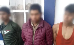 Detienen a tres personas por presunto robo de cable de telefonía en Jalatlaco