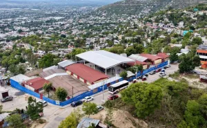 Ray Chagoya entrega nueva aula en primaria de Santa Rosa Panzacola