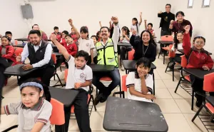 Ray Chagoya entrega aula de medios rehabilitada y equipada en beneficio de estudiantes de primaria