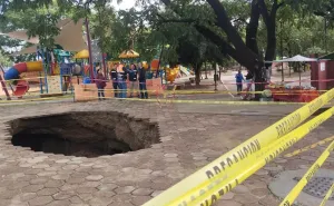 Se forma socavón en la zona del Parque del Amor