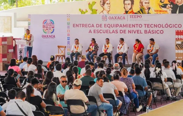IEEPO impulsa la transformación educativa en la Costa con entrega de equipamiento tecnológico a 176 escuelas