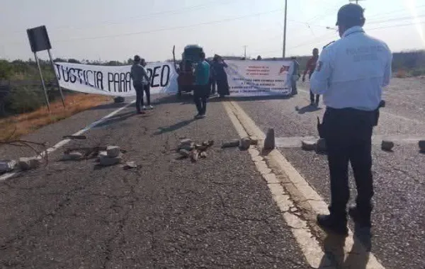 Bloquean carretera Tehuantepec - Juchitán para exigir justicia por joven atropellado