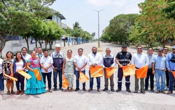 Miguel Quetu da banderazo a la rehabilitación del Periférico de Juchitán