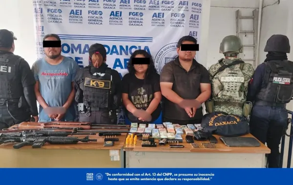 Fiscalía de Oaxaca, DEFENSA y Policía Estatal ejecutan cateo en Ejutla de Crespo; detienen a tres, aseguran armas y más de 1.4 millones de pesos