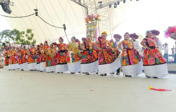 Ovaciona #NinoMorales a sus hermanas y hermanos indígenas en la Octava del Lunes del Cerro